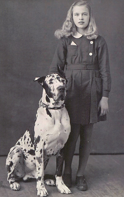 Ilon Wikland and her dog Tito. Ilon Wikland och hennes hund Tito.